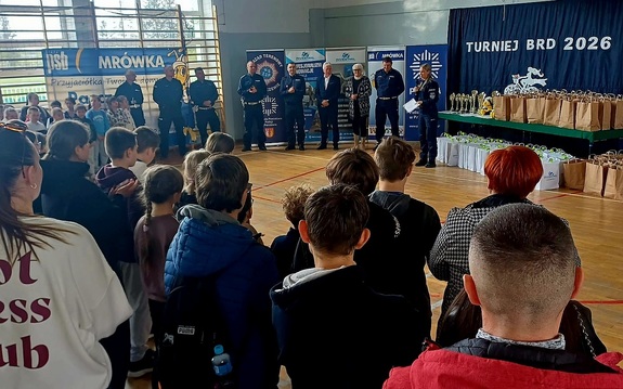 zdjęcie grupowe z apelu przed rozpoczęciem konkursu