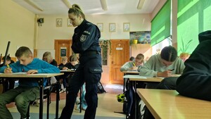 policjantka stojąca obok ucznia