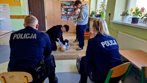 uczniowie przy fantomie