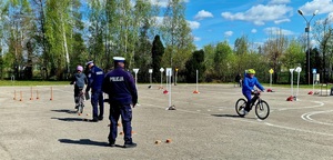 policjanci na torze
