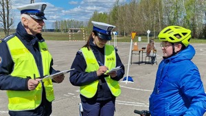 policjanci z uczniem
