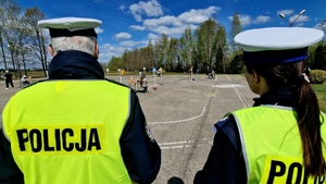 policjanci na miasteczku ruchu drogowego