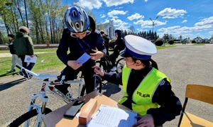 policjantka z rowerzysta