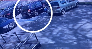 screen z monitoringu, mężczyzna i dziecko wysiadający z auta pozostawionego na miejscu dla osób niepełnosprawnych