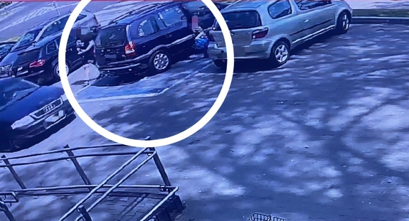 screen z monitoringu, mężczyzna i dziecko wysiadający z auta pozostawionego na miejscu dla osób niepełnosprawnych