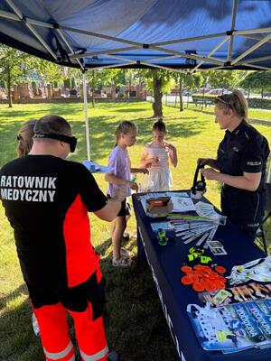 policjantka, ratownik i dziecko