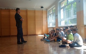 policjant z uczniami