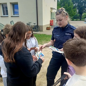 policjantka z ulotkami