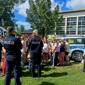 policjanci z grupą dzieci