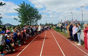 przedstawiciele służb mundurowych na tartanie przed uczniami szkoły