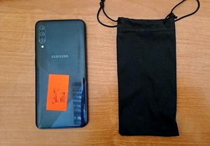 zagubiony telefon komórkowy z czarnym pokrowcem