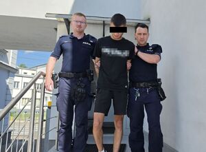 policjanci i zatrzymany męzczyzna