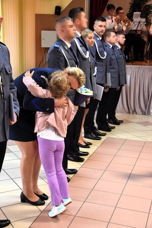 dziewczynka z policjantką