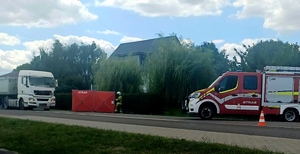 pojazd straży pozarnej oraz pojazd ciężarowy