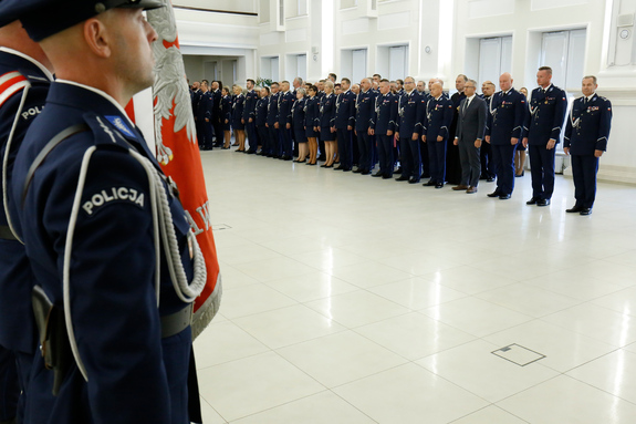 policjanci w grupie oraz policjanci ze sztandarem