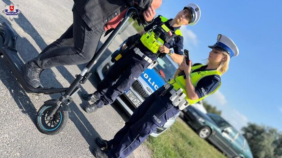 policjanci z osoba poruszającą się hulajnoga elektryczną
