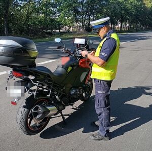 policjant przy motocyklu