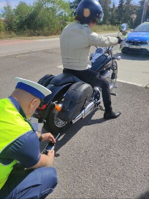 policjant podczas kontroli motocykla