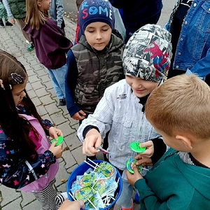 dzieci z odblaskami i lizakami