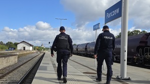 policjanci idący peronem