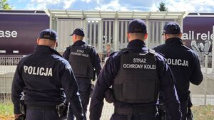 policjanci i sokiści idący na peron