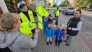 policjant daje kamizelkę