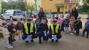 grupowe zdjęcie z policjantami dzieci