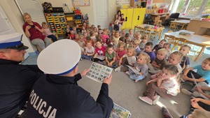 policjanci śród przedszkolaków