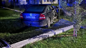 pojazd i uszkodzone ogrodzenie