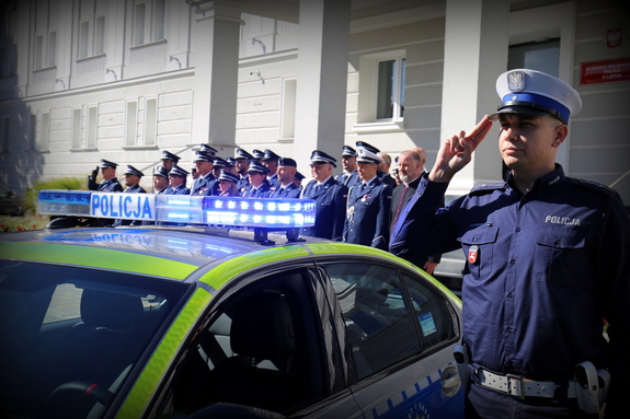 policjanci składający hołd