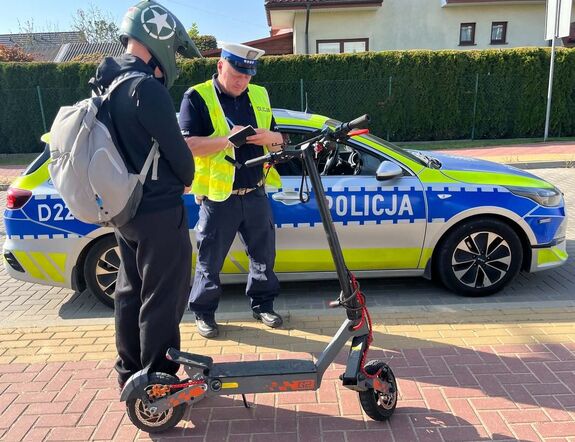 policjant i nastolatek na hulajnodze elektrycznrj