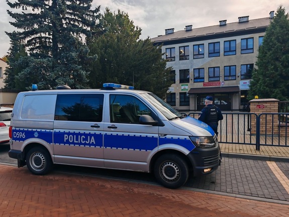 policyjny oznakowany radiowóz w rejonie szkoły