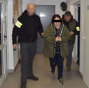 doprowadzenie zatrzymanej kobiety przez policjantów kryminalnych