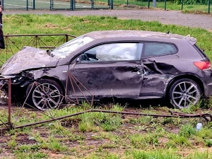 uszkodzony pojazd po kolizji